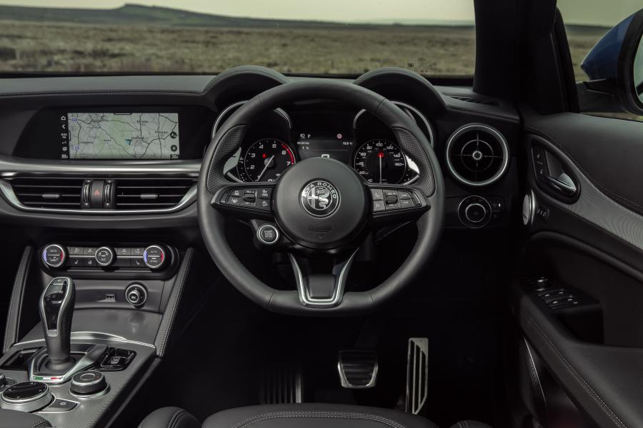 Торпедо Alfa Romeo Stelvio Veloce (949) 2020 года  (UK) (фото 27 из 40)